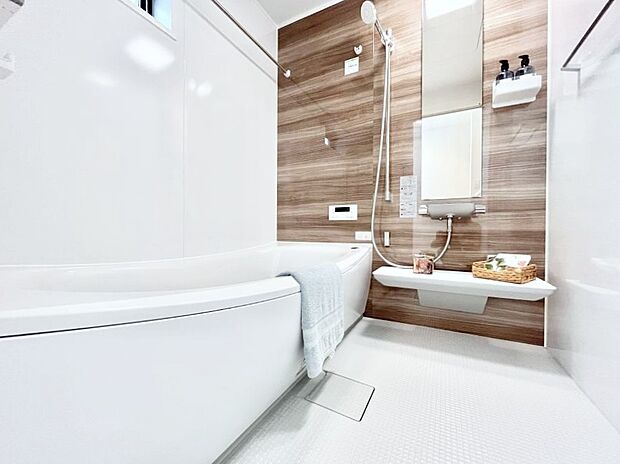 ~Bath Room~ 落ち着いた雰囲気の浴室で明日に向けてリフレッシュ。浴室乾燥機能も付いているので隣の洗濯機置き場で洗い上がった洗濯物を、雨の日も天気を気にせず乾燥させることも可能です。