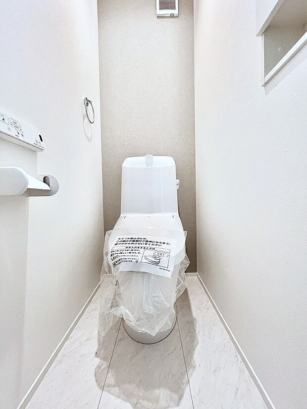 ~Toilet~ 綺麗・スッキリ・快適なウォシュレット付トイレでくつろげる空間です。トイレは毎日使わざるを得ないもの。いつも清潔を保ちたいですね。トイレが2ヶ所あるので朝の混雑時に便利です!
