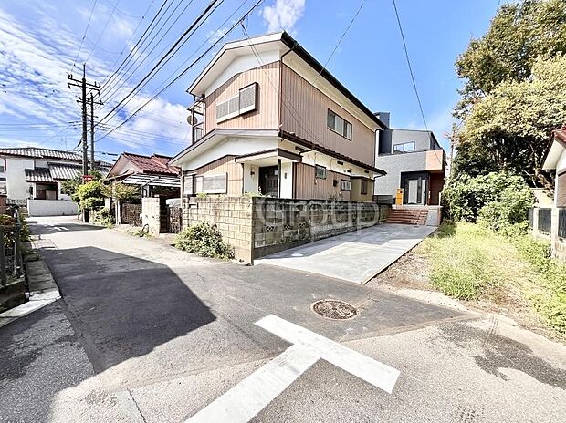～Exterior～　前面道路は閑静な住宅地をはしる車通りの少ない道路。駐車の出し入れもらくらくです！ご不明点・現地見学のご希望は、お気軽にお問い合わせください！