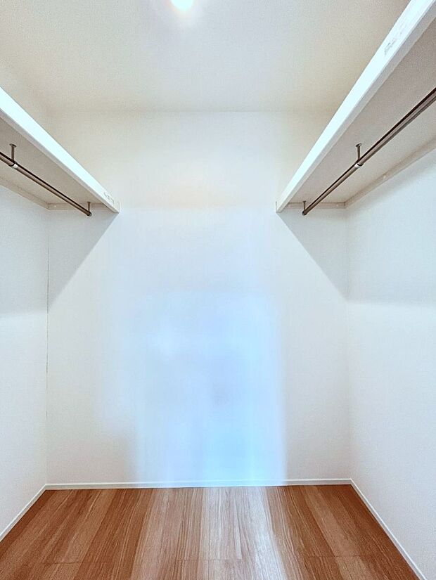 ～Walk-in Closet～　必要なものやコーディネートを一覧して確認でき、身支度や準備が短時間で済むウォークインクローゼットを設置しました。家の中をすっきりとさせる便利な収納スペースです。