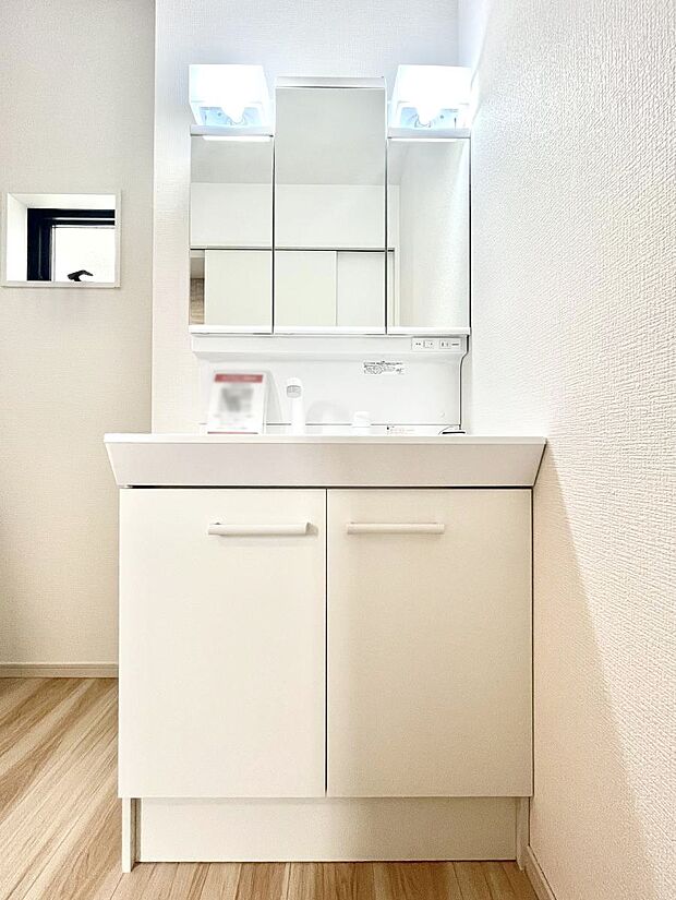 ~Dressing Room~ 暗くなりがちな洗面所も窓があると採光と換気が可能なので気持ちよくお使い頂けます。三面鏡タイプの洗面台は鏡裏収納で散らかりがちな洗面所もスッキリ♪