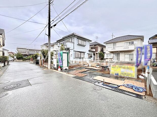 ～Exterior～　前面道路は閑静な住宅地をはしる車通りの少ない道路。駐車の出し入れもらくらくです！ご不明点・現地見学のご希望は、お気軽にお問い合わせください！