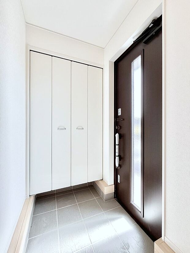 ◆1号棟◆~Entrance~ 家の中でお客様を迎える最初の場所である玄関は、家の印象そのものです!豊富な玄関収納で、常に綺麗に保つことが出来ます♪玄関にはたっぷり収納の下駄箱を完備!