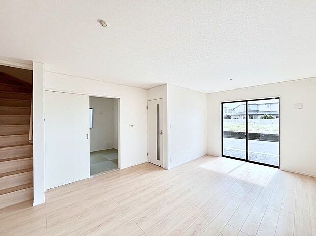 ◆1号棟◆～Living～　飽きの来ないシンプルでおしゃれなLDK。大きな窓から日差しが差し込むので室内も明るく、家族の憩いの場としてピッタリです。開放感と日当たりの良さを是非ご覧ください！