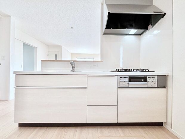 ◆1号棟◆～Kitchen～　会話が弾むリビング、料理が愉しくなるキッチン。家は、ただ生活する場ではなく、暮らしを愉しく、快適にする場所。笑顔の毎日、安らぎの日々のために、最新の設備・仕様を採用。