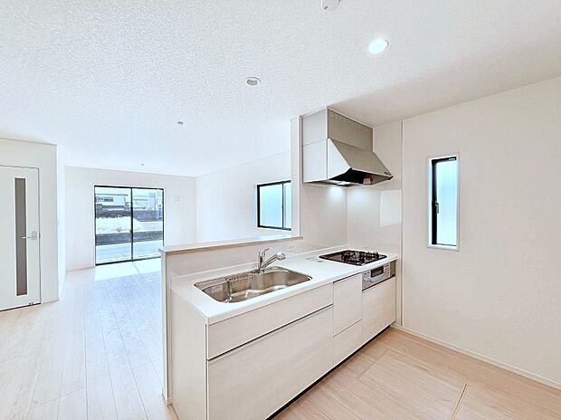 ◆1号棟◆~Kitchen~ 「さぁ今日は何を作ろう」こんなキッチンなら思いっきり料理ができちゃいます。キッチンからはリビングが一望できます。家族がつながるお家がここにございます。