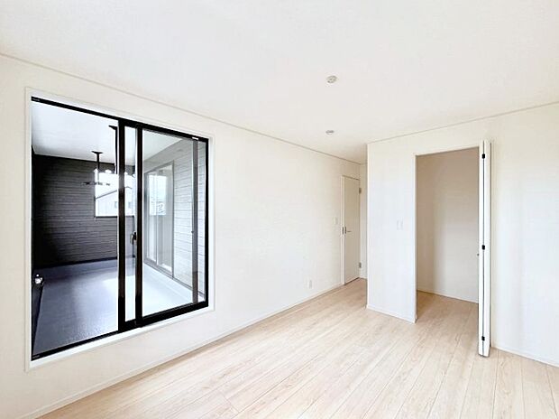 ◆1号棟◆~Bed Room~ マンションと違い部屋数が多いのが戸建てのメリットです。ご家族が増えたことで手狭に感じていた住まいも戸建てでは各居室プライバシーを保つことができます。