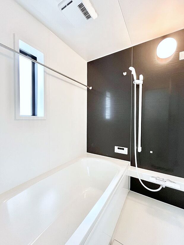 ◆1号棟◆~Bath Room~ 窓付きのバスルームは、採光もあり明るく気持ちの良い空間です。窓があることで、換気環境も良好。ゆったり寛げるバスルームで、毎日のバスタイムが楽しみになりそうです。