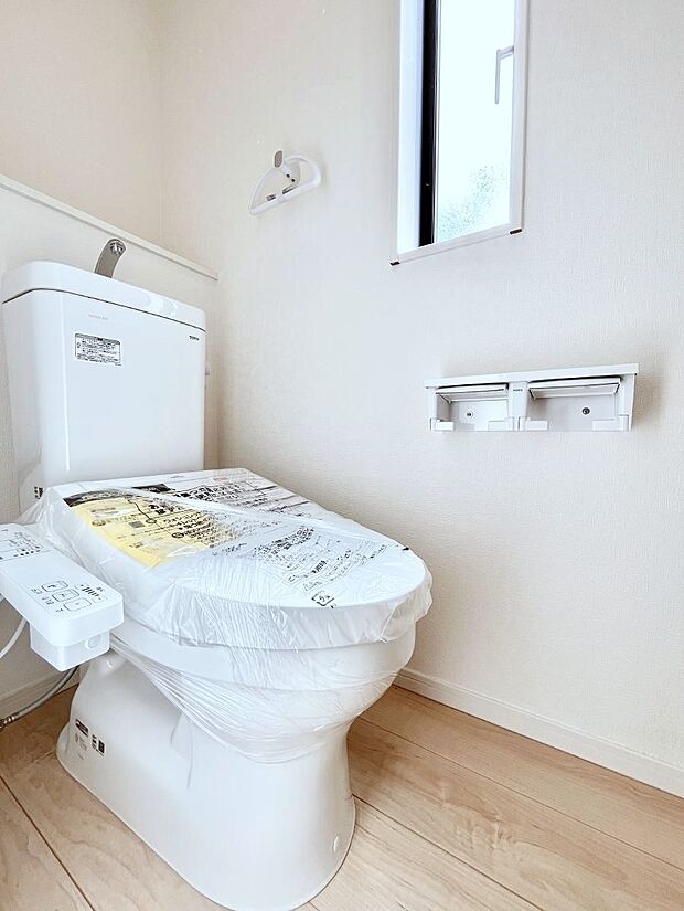 ◆1号棟◆~Toilet~ 綺麗・スッキリ・快適なウォシュレット付トイレでくつろげる空間です。採光もあり明るく、快適空間となっております♪毎日使う場所だからこその配慮です!