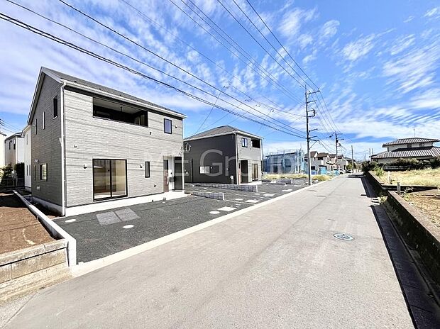 ～Exterior～　前面道路は閑静な住宅地をはしる車通りの少ない道路。駐車の出し入れもらくらくです！ご不明点・現地見学のご希望は、お気軽にお問い合わせください！
