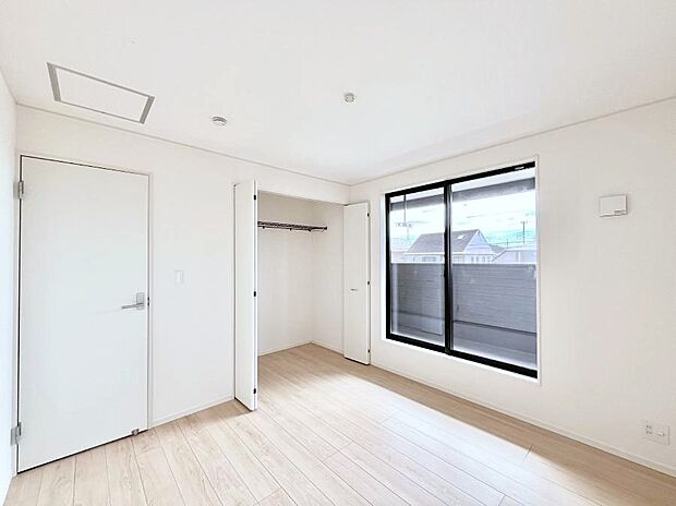 ◆1号棟◆～Bed Room～  全居室には収納クローゼットを完備！普段使いのお洋服や小物はもちろん、季節物のお洋服などもしっかりと整理整頓おしまい頂けます。  居室空間を広く使用できますね。