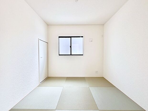 ◆1号棟◆~Japanese Room~ LDK隣接の子上がりは、アイロンがけなど奥様の家事スペースとして、また小さなお子様のいるご家庭ではお昼寝やおむつ替えの場としてご活用いただけます。
