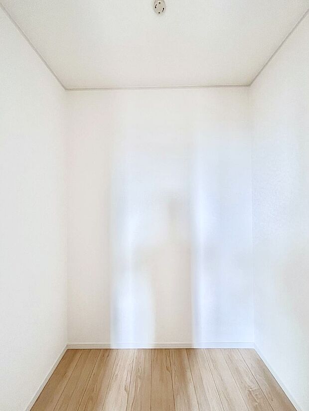 ◆1号棟◆~Walk-in Closet~ たくさんの洋服をかけてもシワになりにくいウォークインクローゼット。洋服以外にも、普段使わない家電やスーツケース、ストック品など何でも片付く嬉しい空間です。