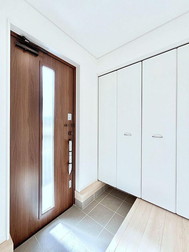 ◆4号棟◆~Entrance~ 家の中でお客様を迎える最初の場所である玄関は、家の印象そのものです!豊富な玄関収納で、常に綺麗に保つことが出来ます♪玄関にはたっぷり収納の下駄箱を完備!