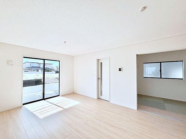 ◆4号棟◆~Living~ 飽きの来ないシンプルでおしゃれなLDK。大きな窓から日差しが差し込むので室内も明るく、家族の憩いの場としてピッタリです。開放感と日当たりの良さを是非ご覧ください!