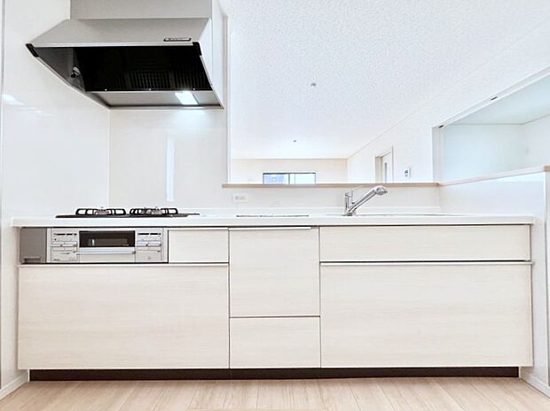 ◆4号棟◆~Kitchen~ 会話が弾むリビング、料理が愉しくなるキッチン。家は、ただ生活する場ではなく、暮らしを愉しく、快適にする場所。笑顔の毎日、安らぎの日々のために、最新の設備・仕様を採用。