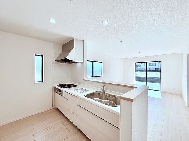 ◆4号棟◆~Kitchen~ 自然光が入る窓のあるキッチン☆毎日使う場所だからこそ、使い勝手を考慮しました。ゆったりとしたキッチンコーナーは質感豊かな仕上がりとなっております。