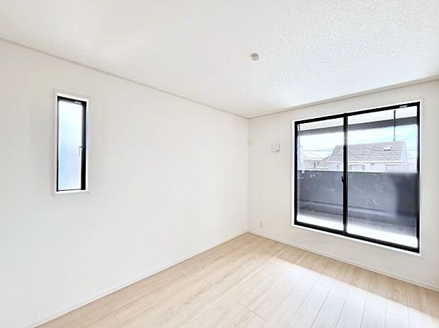 ◆4号棟◆~Bed Room~ 全居室には収納クローゼットを完備!普段使いのお洋服や小物はもちろん、季節物のお洋服などもしっかりと整理整頓おしまい頂けます。 居室空間を広く使用できますね。