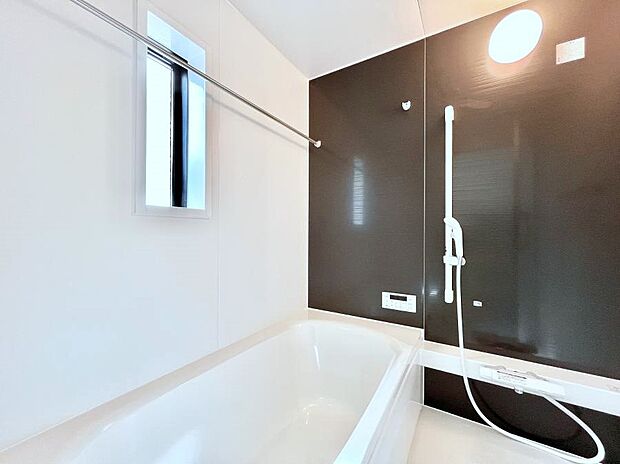 ◆4号棟◆~Bath Room~ 落ち着いた雰囲気の浴室で明日に向けてリフレッシュ。浴室乾燥機能も付いているので隣の洗濯機置き場で洗い上がった洗濯物を、雨の日も天気を気にせず乾燥させることも可能です。