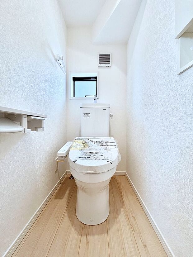 ◆4号棟◆~Toilet~ 綺麗・スッキリ・快適なウォシュレット付トイレでくつろげる空間です。採光もあり明るく、快適空間となっております♪毎日使う場所だからこその配慮です!