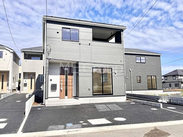 ◆4号棟◆~Exterior~ 堂々たる趣ながら、主張し過ぎずどこか余裕を感じさせるシャープなフォルムで佇む邸宅は、晴天の空と照らし合わせる事で、本来あるべき完成形の姿を見せてくれます。