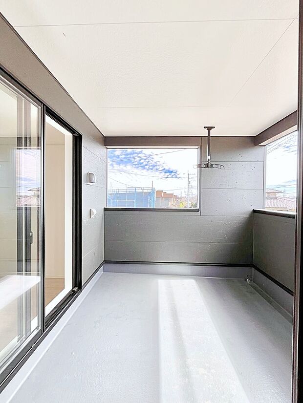 ◆4号棟◆~Balcony~ バルコニーは温かい陽がさしこみ、お布団や洗濯物を気持ちよく干すことができます。使いやすく開放的なバルコニーです♪陽ざしがたっぷり降り注ぐ、バルコニー付き住まい。