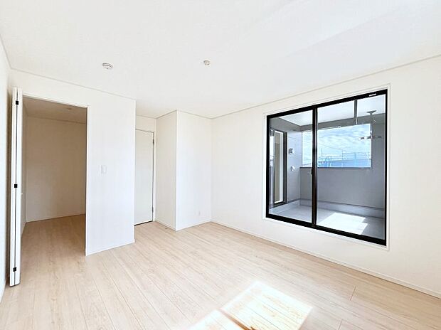 ◆4号棟◆~Bed Room~ 「今日も一日お疲れ様」とご夫婦でゆったりくつろげるWIC付きの寝室。毎日の家事やお仕事に疲れた日はフカフカのベットで癒されてください。快適な広さが自慢♪