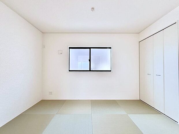 ◆4号棟◆～Japanese Room～　LDK隣接の子上がりは、アイロンがけなど奥様の家事スペースとして、また小さなお子様のいるご家庭ではお昼寝やおむつ替えの場としてご活用いただけます。