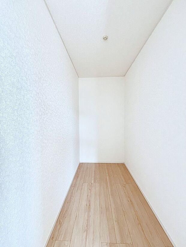 ◆4号棟◆~Walk-in Closet~ たくさんの洋服をかけてもシワになりにくいウォークインクローゼット。洋服以外にも、普段使わない家電やスーツケース、ストック品など何でも片付く嬉しい空間です。