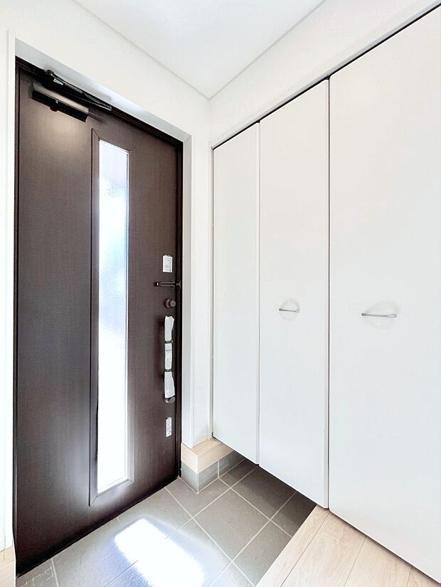 ◆5号棟◆~Entrance~ 玄関は家の顔といわれますが我が家のセンスをさりげなく感じさせる魅力ある玄関造りも楽しみの一つ。帰宅する度に家族がほっとできる心地よい空間造りも大切ですね♪