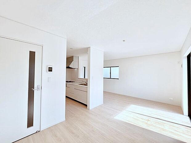 ◆5号棟◆~Living~ 飽きの来ないシンプルでおしゃれなLDK。大きな窓から日差しが差し込むので室内も明るく、家族の憩いの場としてピッタリです。開放感と日当たりの良さを是非ご覧ください!