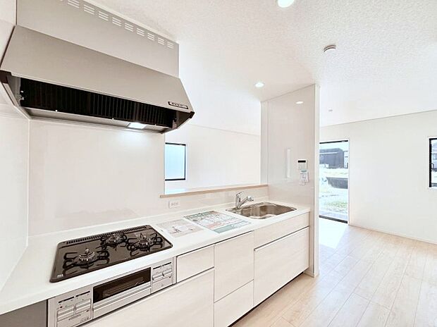 ◆5号棟◆~Kitchen~ 「さぁ今日は何を作ろう」こんなキッチンなら思いっきり料理ができちゃいます。キッチンからはリビングが一望できます。家族がつながるお家がここにございます。