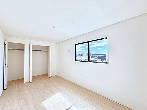◆5号棟◆～Bed Room～　マンションと違い部屋数が多いのが戸建てのメリットです。ご家族が増えたことで手狭に感じていた住まいも戸建てでは各居室プライバシーを保つことができます。