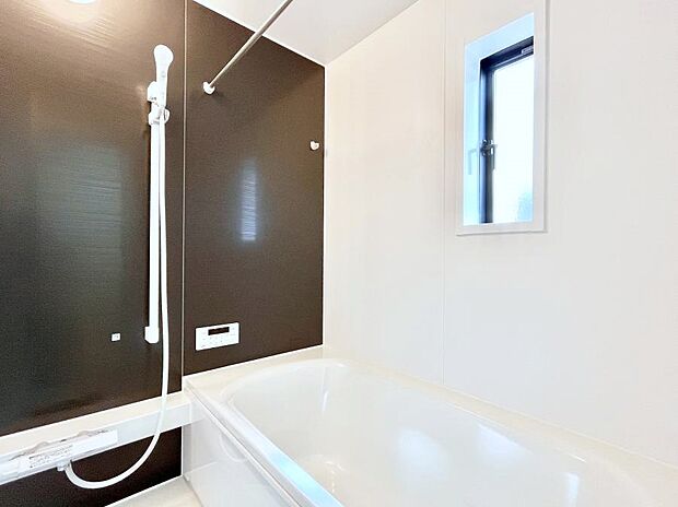 ◆5号棟◆~Bath Room~ 足を伸ばして入浴することが可能!一日の疲れを癒す貴重なバスタイムです。お子様とご一緒でも十分な広さなので、リビングとは違った家族団欒のひと時をお楽しみいただけます。