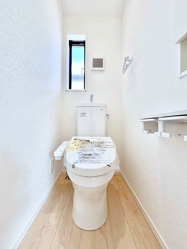 ◆5号棟◆～Toilet～　清潔感のある水回り♪トイレはウォシュレット付きです◎トイレは毎日使わざるを得ないもの。いつも清潔を保ちたいですね。トイレが2ヶ所あるので朝の混雑時に便利です！