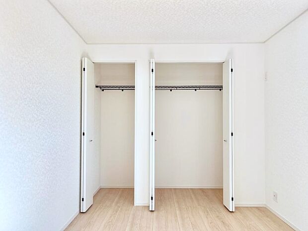 ◆5号棟◆~Storage~ 建物内部の収納には拘りました。廊下に設けた収納。少しでも空いているスペースを収納にすることで、無駄のない空間を演出しております。お荷物が多い方にも安心です。