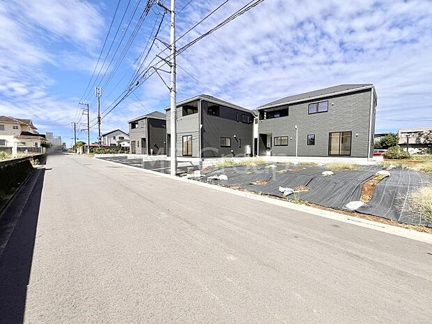 ~Exterior~ 前面道路は閑静な住宅地をはしる車通りの少ない道路。駐車の出し入れもらくらくです!ご不明点・現地見学のご希望は、お気軽にお問い合わせください!