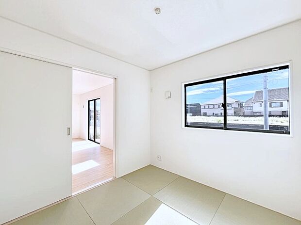 ◆5号棟◆~Japanese Room~ LDK隣接の和室は、アイロンがけなど奥様の家事スペースとして、また小さなお子様のいるご家庭ではお昼寝やおむつ替えの場としてご活用いただけます。