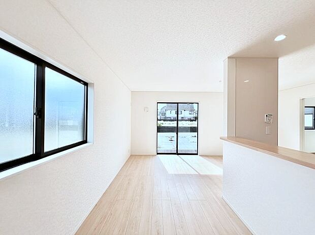 ◆5号棟◆~Living~ 豊かな陽光がこの場所を照らしだす。光溢れるこの空間はみんなの笑顔が集う場所、時を忘れ、つきることのないたわいもない会話を楽しむ時間、たくさんの思いが綴られる場所。