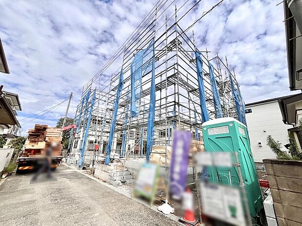 ◆2号棟◆～Exterior～　四季を通じて自然と触れ合えるスポットが多く、お散歩やジョギング、週末のご家族での遊びに最適です。開放感とゆとりに包まれた理想の住まいがここにあります。  