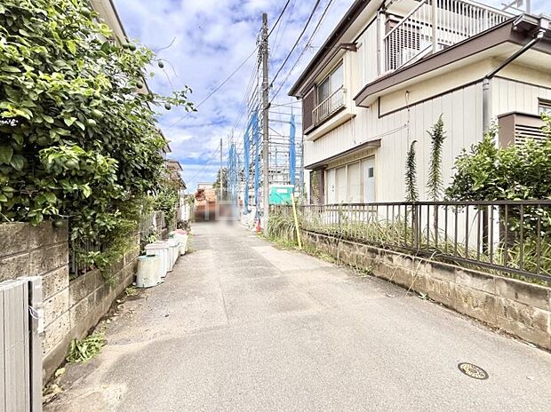 ～Exterior～　前面道路は閑静な住宅地をはしる車通りの少ない道路。駐車の出し入れもらくらくです！ご不明点・現地見学のご希望は、お気軽にお問い合わせください！