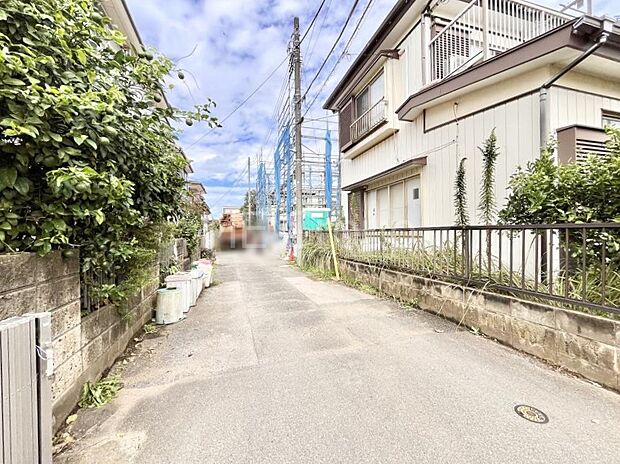 ~Exterior~ 前面道路は閑静な住宅地をはしる車通りの少ない道路。駐車の出し入れもらくらくです!ご不明点・現地見学のご希望は、お気軽にお問い合わせください!