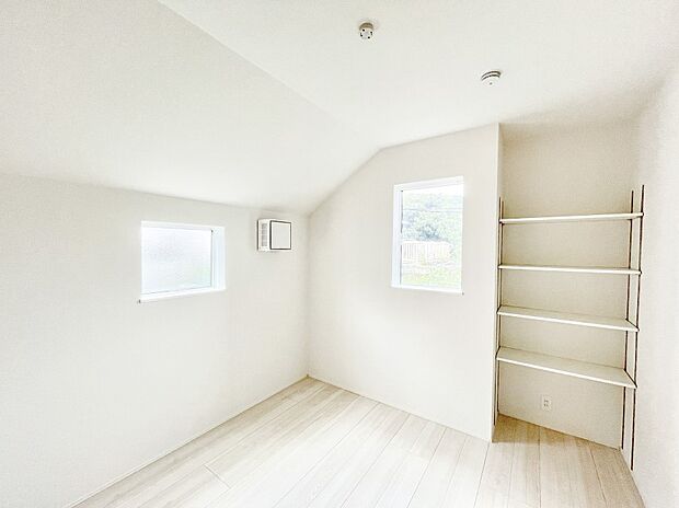 ◆2号棟◆~Bed Room~ 落ち着いたインテリアが馴染む静かなプライベート空間。風通しと採光に恵まれた心地よい室内で、1日の終わりに心身ともにゆったりとリラックスできます。