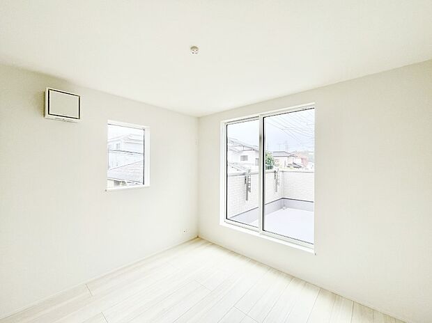 ◆2号棟◆~Bed Room~ お子さまの自主性を与えてあげられる子ども部屋。一人で過ごす空間を設けることで、勉強習慣の定着や自ら整理整頓をする習慣付けにも繋がり、健やかな成長を優しく促します。