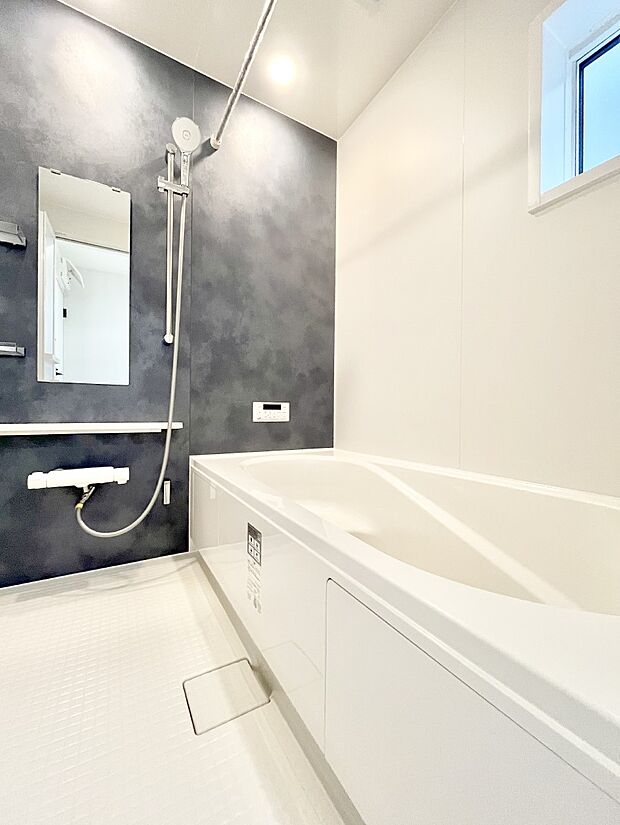 ◆2号棟◆~Bath Room~ ゆったり足を伸ばして寛げる広々バスルーム。1日の疲れを優しく癒やしてくれる快適な空間です。毎日のバスタイムが至福のリフレッシュ時間に変わります。