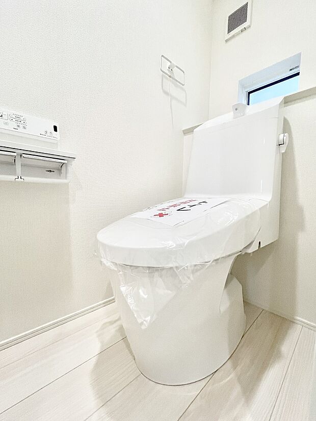 ◆2号棟◆~Toilet~ 清潔感のある水回り♪トイレはウォシュレット付きです◎トイレは毎日使わざるを得ないもの。いつも清潔を保ちたいですね。トイレが2ヶ所あるので朝の混雑時に便利です!