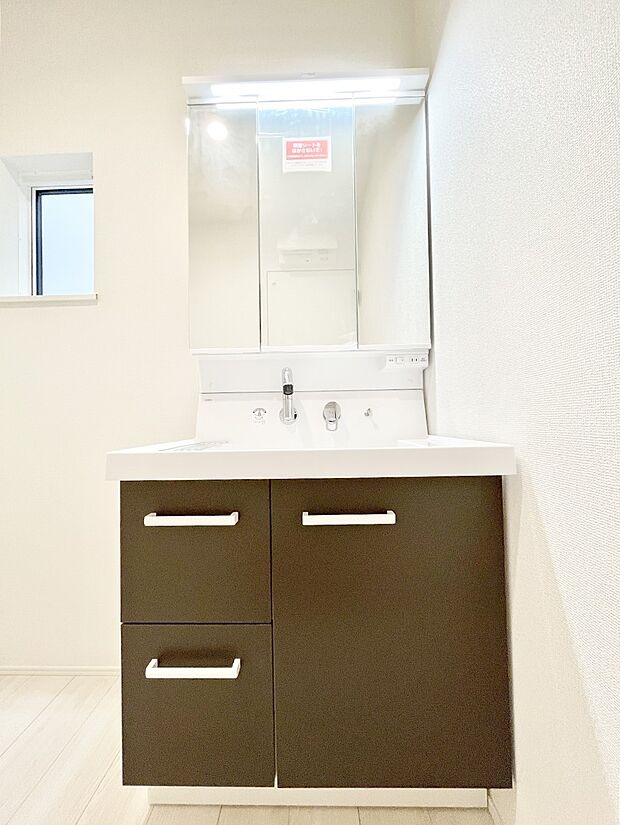 ◆2号棟◆~Dressing Room~ 明るく清潔感のある洗面室は、毎日の身支度や洗濯などの家事を快適にこなせる空間♪ゆとりあるスペースで、忙しい朝もスムーズに準備ができます☆