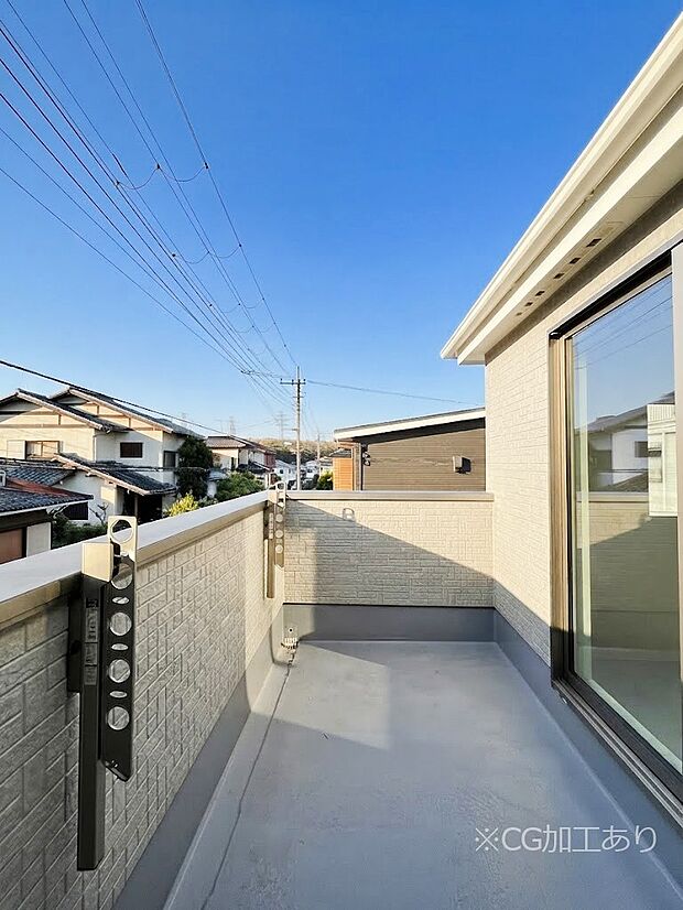 ◆2号棟◆~Balcony~ バルコニーは温かい陽がさしこみ、お布団や洗濯物を気持ちよく干すことができます。 使いやすく開放的なバルコニーです♪陽ざしがたっぷり降り注ぐ、バルコニー付き住まい。