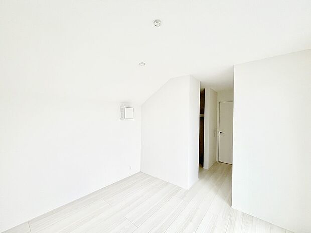 ◆2号棟◆~Bed Room~ ゆとりある広さを確保した主寝室は、大きなベッドを置いても圧迫感がありません。豊富な収納スペースを備え、お部屋をすっきり保ちながら心地よい眠りへと誘います。