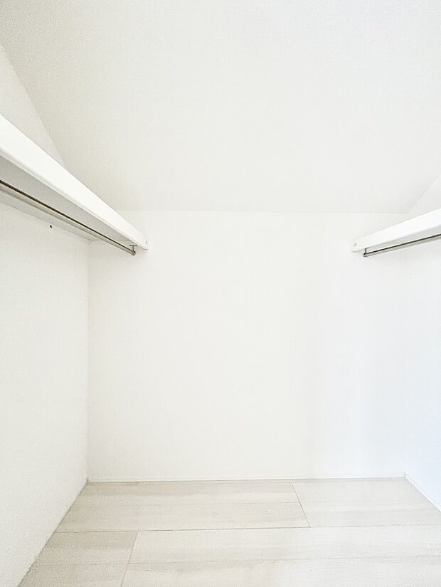 ◆2号棟◆~Walk-in Closet~ たくさんの洋服をかけてもシワになりにくいウォークインクローゼット。洋服以外にも、普段使わない家電やスーツケース、ストック品など何でも片付く嬉しい空間です。